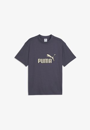 Mørkegrå t-shirt med korte ærmer med beige Puma-logo og tekst centreret foran.