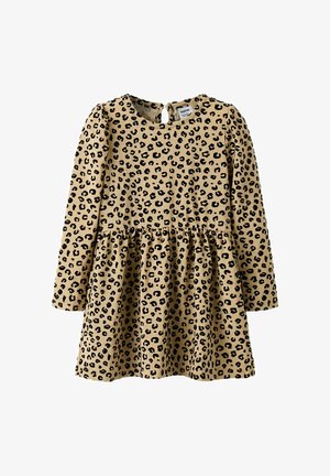 Luipaardprint jurk met lange mouwen, goudkleurige stof, geplooide rok en een sleutelgatopening aan de achterkant. Zwarte vlekken contrasteren met de tan achtergrond.