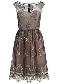 Hnědá krajková šaty s přiléhavým korzetem a rozšířenou tylovou sukní, zdobené květinovou výšivkou a vlnkovým lemem. Průsvitná černá vrstva na ramenou.