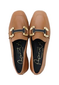 Zapatos de piel marrón tipo mocasín con punta cuadrada, detalles en hardware dorado y una cinta negra decorativa. El interior cuenta con una plantilla de marca.