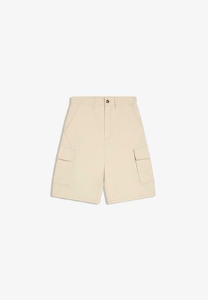 Beżowe bermudy cargo do kolan z bocznymi kieszeniami na klapę, szlufkami na pasek, zapięciem na guzik z przodu i suwakiem, prezentowane na białym tle.