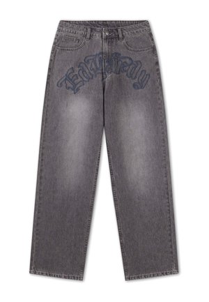 Jeans denim grigi con vestibilità morbida, caratterizzati da zone scolorite e testo gotico blu scuro sulla parte superiore anteriore.