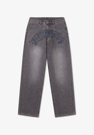 Jeans denim grigi con vestibilità morbida, caratterizzati da zone scolorite e testo gotico blu scuro sulla parte superiore anteriore.
