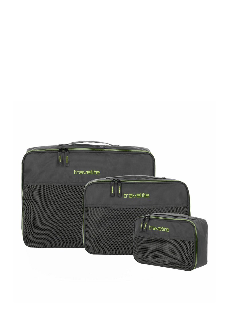 Set di tre cubi da viaggio in tessuto grigio scuro con dettagli in rete. Presenta cerniere verdi e branding. Diverse dimensioni per l'organizzazione.