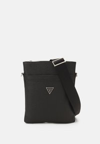 Čierna syntetická crossbody taška s textúrovaným povrchom, striebornými prvkami, trojuholníkovým logom, horným zipsom a nastaviteľným popruhom.