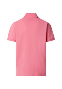 Polo rose uni à manches courtes avec un col côtelé, vu de dos sur un fond blanc.