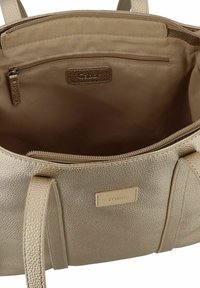 Sac à main doré métallique avec finition texturée, compartiment principal zippé, poches intérieures et étiquette de marque. Bandoulières en matériau assorti.