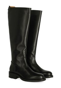 Botas de cuero negro hasta la rodilla con un acabado liso, punta redondeada y suela de goma resistente. Presentan costuras mínimas y una lengüeta lateral.
