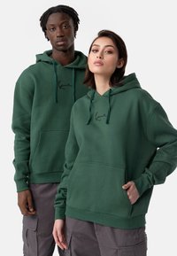 Karl Kani - SMALL SIGNATURE ESSENTIAL HOODIE UNISEX - Felpa con cappuccio - green Immagine in miniatura 1