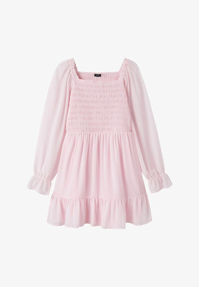 Robe rose clair à manches longues avec corsage smocké, encolure carrée, poignets élastiques et ourlet volanté, conçue pour une coupe ample et féminine.