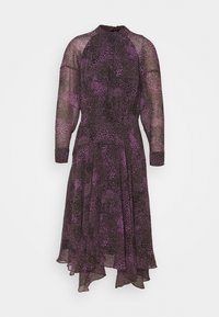 Dlouhé rukávy, fialovo-černé průhledné midi šaty s abstraktním zvířecím vzorem a asymetrickým lemem na bílém pozadí.