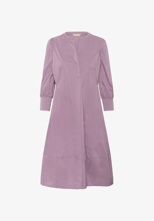 Lyslilla bomulds kjole med høj halsudskæring, enkelt knaplukning, trekvart puffede ærmer og en knæ-længde A-linje silhuet.