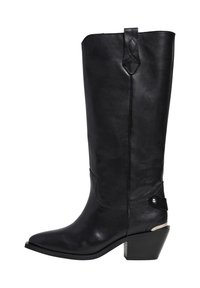 Bottes noires en cuir, hautes jusqu'au genou, avec un bout pointu et un talon bloc, présentant un design cousu sur la tige et des accents en matériel décoratif.