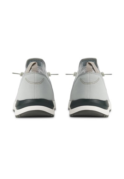 Baskets de sport gris clair avec une tige lisse, des détails en mesh, des lacets élastiques et une semelle vert foncé. Présente un onglet de talon en boucle.