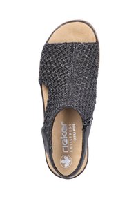 Czarne plecione sandały z wyściełanym beżowym spodem, z bocznymi wycięciami i regulowanym paskiem. Posiadają logo Rieker. Szeroki krój.