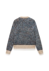 Sweter dziany z wielokolorowym, teksturowanym wzorem w odcieniach niebieskiego, brązowego i kremowego. Kremowe ściągacze przy mankietach i na dolnym brzegu oraz okrągły dekolt.