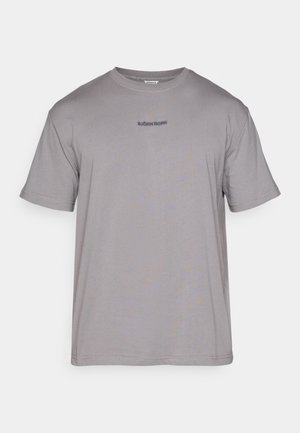 Hall griist puuvillane T-särk ümmarguse kaelusega. Omab lühikesi varrukaid ja väikest tumedamat halli broderi logo rinnal.