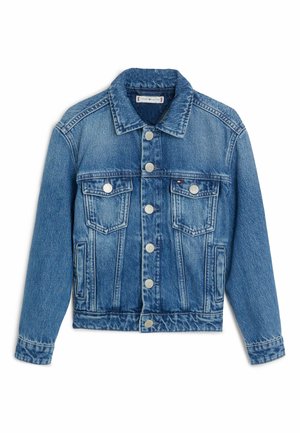 Chaqueta vaquera azul con botones plateados, dos bolsillos de solapa en el pecho, bolsillos laterales y cuello clásico, extendida y colocada sobre un fondo blanco.