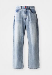 Lyseblå jeans med rette ben laget av denim, med en rød knappdetalj, fem-lomme design og subtil fading over stoffet.