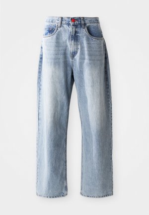 Jeans de perna reta em azul-claro, feitos de denim, com um detalhe de botão vermelho, design de cinco bolsos e um ligeiro desbotamento ao longo do tecido.