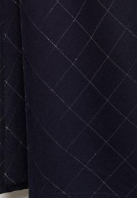 Tmavomodrý textil s jemným šikmým mriežkovaním tvoreným tenkými striebornými líniami.
