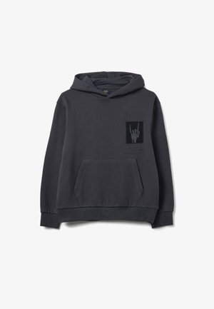 Felpa grigia scura in misto cotone, con tasca frontale, cappuccio regolabile con coulisse e stampa grafica con un simbolo della mano sul petto.