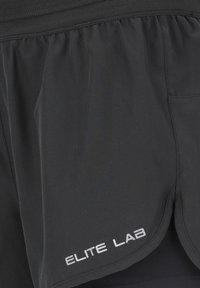Shorts de sport noirs avec une taille élastique, présentant un léger éclat et le logo "ELITE LAB" en blanc en bas à droite.