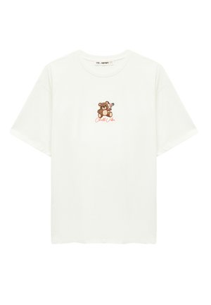 Witte T-shirt met korte mouwen en een klein teddybeertje dat een cocktail vasthoudt, met de tekst "Chill Vibes" in rood op de borst.