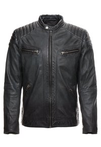 Svart lädermc-jacka med kviltade axelaccenter, fickor med dragkedja och ståkrage. Har en slät yta och åtsittande design.