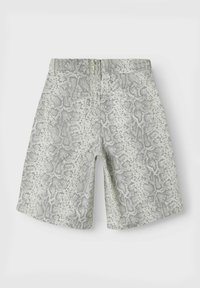 Shorts a stampa di serpente grigia, caratterizzati da un motivo testurizzato, due tasche posteriori e un design a taglio dritto. Adatti per un look casual.
