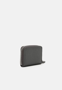 Carteira preta de couro com superfície texturizada, forma retangular, fecho de correr ao longo de um dos lados e um pequeno puxador.