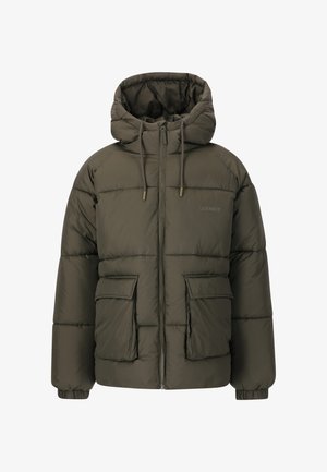 Olivegrøn pufferjakke med hætte, lynlås og forlommer. Struktureret stof med en glat finish. Båret over en mørk sweatshirt.