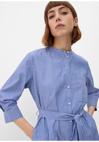 s.Oliver MIT ARTWORK - Robe chemise - blau