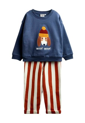 Detský outfit s modrou mikinou so psom v červeno-žltej čiapke a textom "WOOF WOOF", doplnený červeno-bielymi pruhovanými nohavicami.
