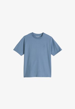 Blauw kortärmelig T-shirt met ronde hals en een klein reliëflogo op de linkerborst, afgebeeld op een witte achtergrond.