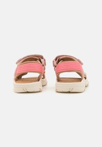 Rosa och beige sandaler med justerbara remmar, vadderade innersulor och texturerade gummisulor. Öppen baksida för enkel användning.