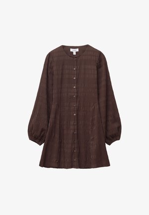 Braune, strukturierte Bluse mit Knopfleiste, Rundhalsausschnitt und langen, puffigen Ärmeln. Sie hat horizontale Muster und Seitenentaschen.