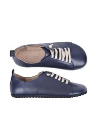 Chaussures décontractées en cuir bleu marine avec lacets blancs, design perforé et semelles en caoutchouc noir, vues de dessus et de côté.