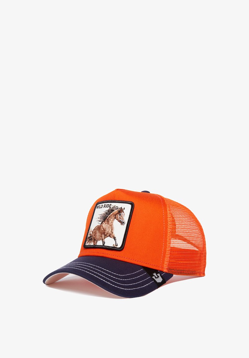 Orangenes Trucker-Cap mit einem Marineblauen Schirm, das einen Aufnäher eines galoppierenden Pferdes und den Text "WILD RIDE" zeigt. Atmungsaktiver Netzrücken für Belüftung.