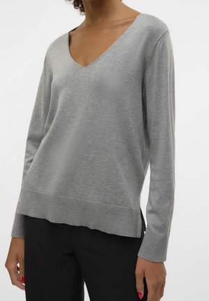 Grijze sweater met lange mouwen en een V-hals, voorzien van ribbelaccenten aan de onderkant en manchetten, gemaakt van een zacht materiaal met een gladde textuur.