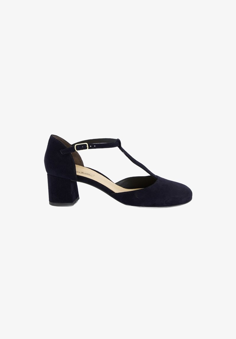 Chaussure à talon bas en daim noir avec sangle en T et fermeture à boucle dorée sur fond blanc.