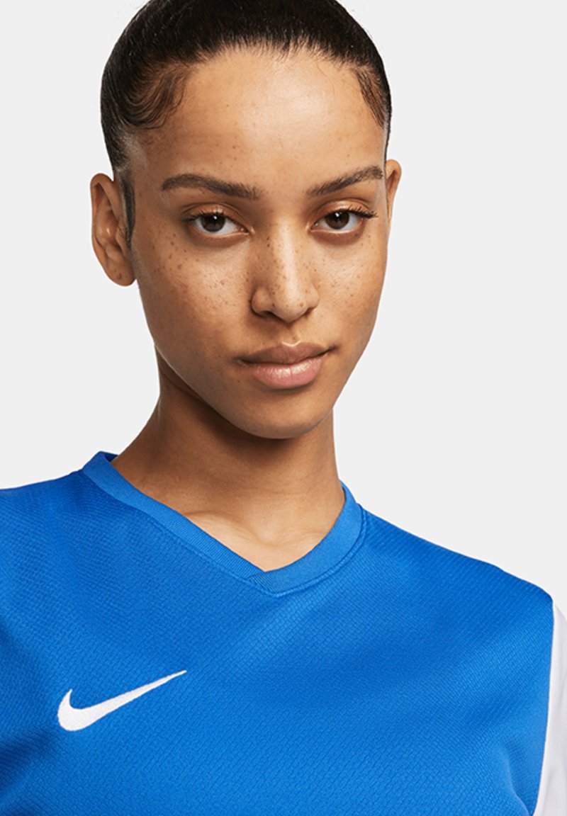 Blaues Sporttrikot aus strukturiertem Stoff, mit einem V-Ausschnitt und einem weißen Nike-Swoosh-Logo auf der Vorderseite.