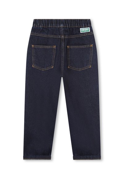 Jean en denim foncé avec une taille élastique, design à cinq poches, et détails de couture contrastants. Présente un patch logo sur la taille arrière.