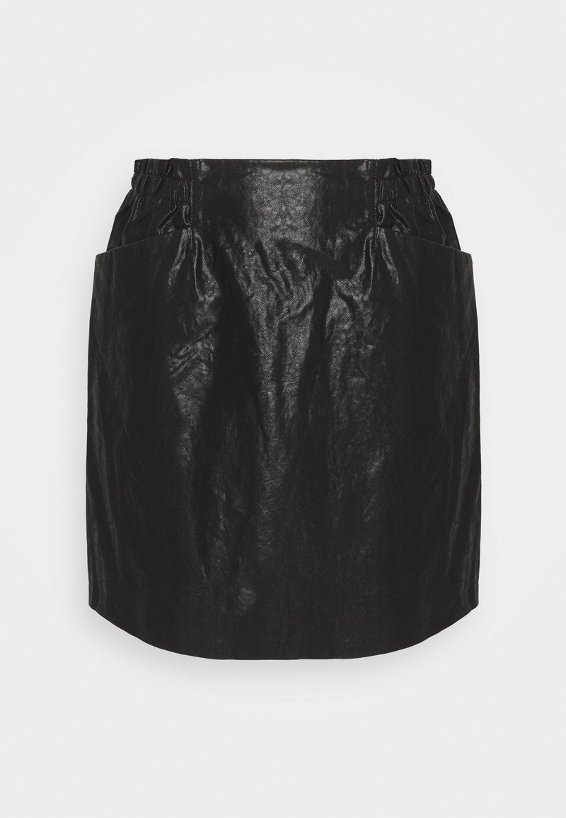 Mini-jupe en cuir noir froissé avec une forme structurée, taille élastique et poches latérales pour plus de fonctionnalité. Texture lisse.