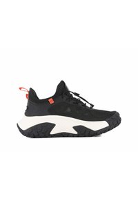 Chaussure de sport noire avec une tige en mesh texturé, semelle intermédiaire blanche et semelle extérieure en caoutchouc avec un motif de bande de roulement angulaire. Boucle d'accent rouge à l'arrière.
