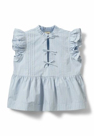 Blusa azzurro chiaro senza maniche con righe verticali bianche, spacchi con volant sulle maniche, tre fiocchi frontali e orlo a peplo arricciato.