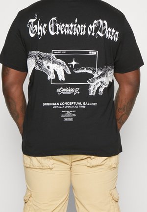 Czarny t-shirt z białymi, pikselowymi dłońmi dotykającymi się wewnątrz okna komputera oraz napisem "The Creation of Data" i szczegółami galerii poniżej.