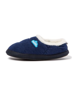 Zapatilla de pana azul marino con suela negra, forro blanco esponjoso y logo de nube azul en la parte superior, diseñada para comodidad en interiores.