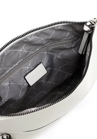 Bolso de cuero blanco con un exterior texturizado, cremallera plateada y un interior gris con un patrón que incluye un bolsillo y un detalle de logo.