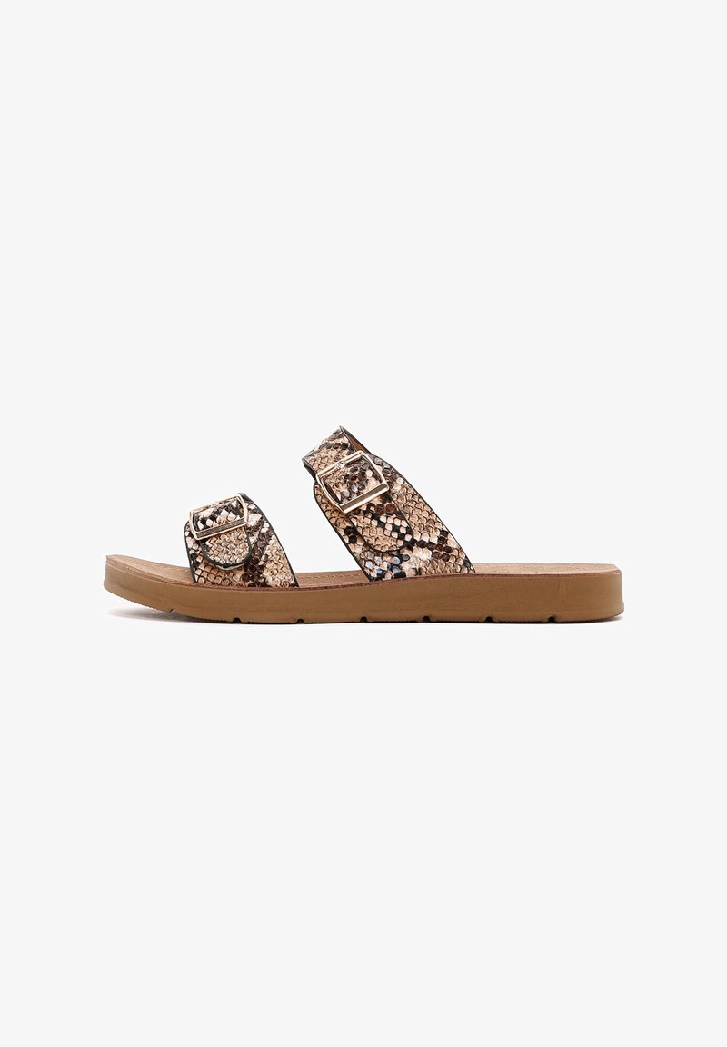 Sandales à deux brides avec un design en impression serpent multicolore texturé, dotées de boucles ajustables sur une semelle en caoutchouc marron et plate.